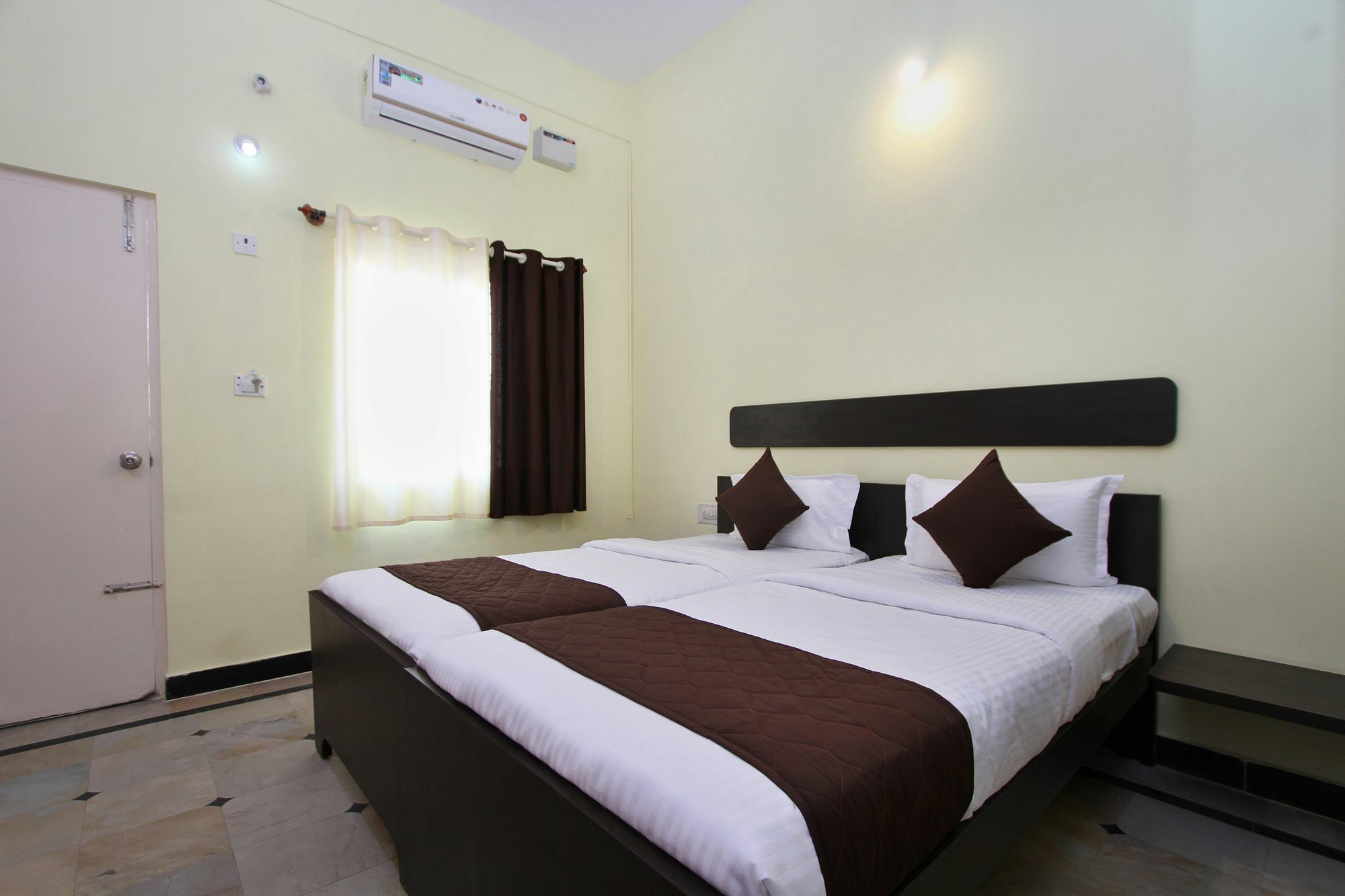 Oyo 9060 Sri Sai Guest Inn บังกาลอร์ ภายนอก รูปภาพ