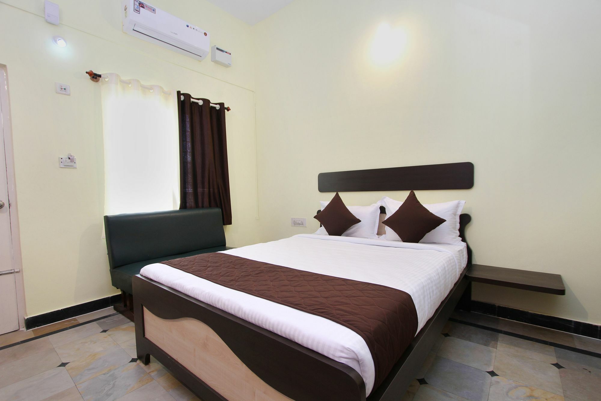 Oyo 9060 Sri Sai Guest Inn บังกาลอร์ ภายนอก รูปภาพ